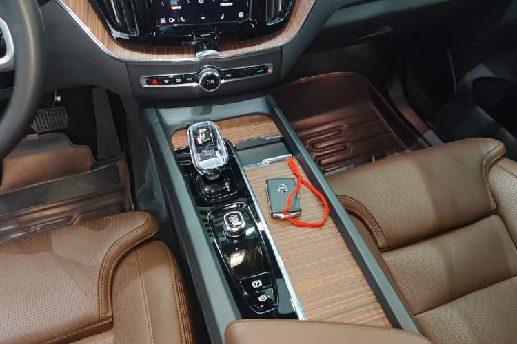 Used Volvo XC60 New Energy 2025 Plug-in Hybrid Long-Range All-Wheel Drive Smart Luxury Edition Gear Lever