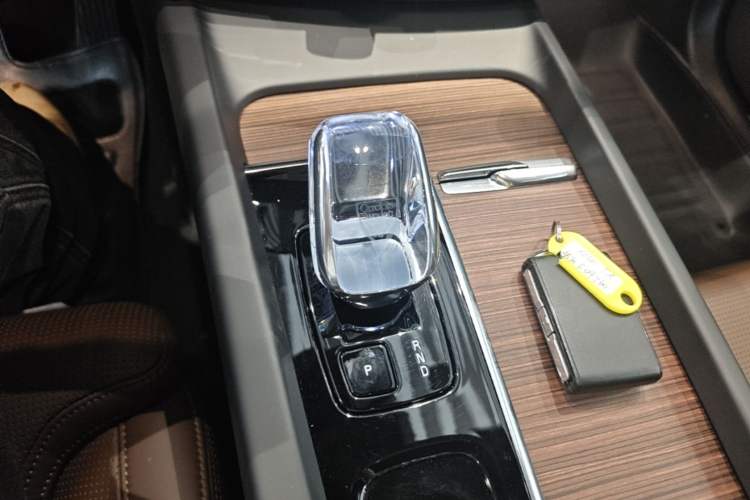 Used Volvo XC60 New Energy 2025 Plug-in Hybrid Long-Range All-Wheel Drive Smart Luxury Edition Gear Lever
