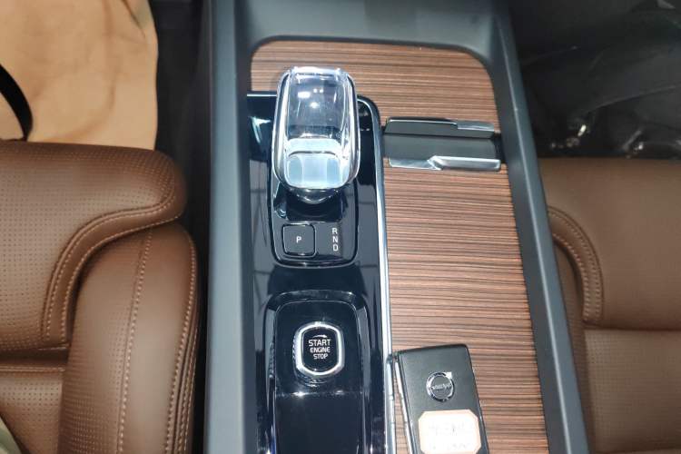 Used Volvo XC60 New Energy 2025 Plug-in Hybrid Long-Range All-Wheel Drive Smart Luxury Edition Gear Lever