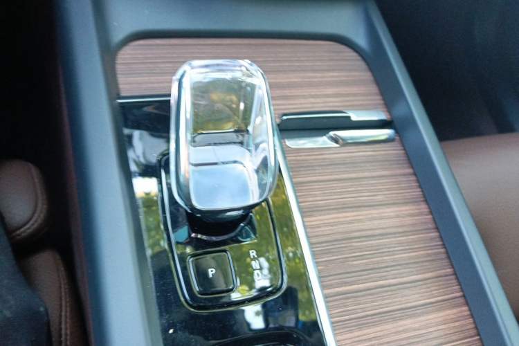 Used Volvo XC60 New Energy 2025 Plug-in Hybrid Long-Range All-Wheel Drive Smart & Luxurious Edition Gear Lever