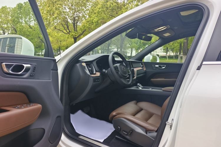 Used Volvo XC60 New Energy 2025 Plug-in Hybrid Long-Range All-Wheel Drive Smart & Luxurious Edition Interior 1
