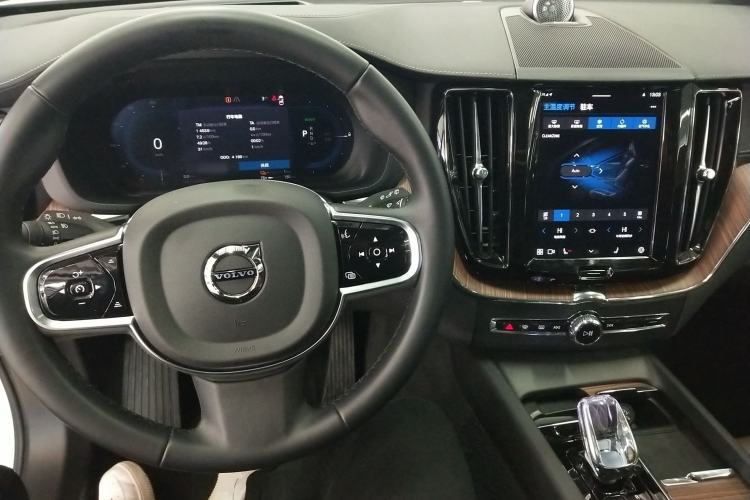 Used Volvo XC60 New Energy 2025 Plug-in Hybrid Long-Range All-Wheel Drive Smart Luxury Edition Interior 2