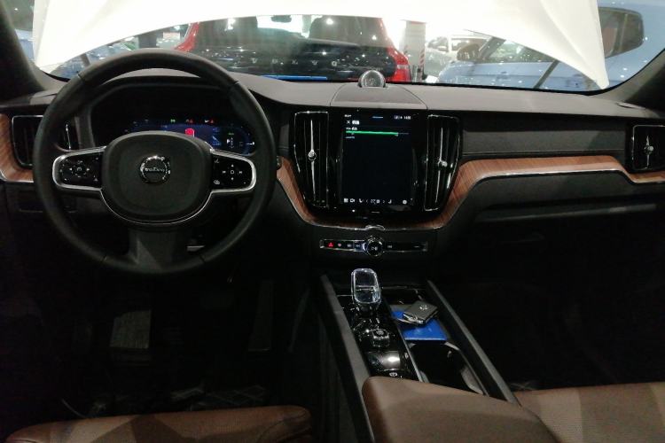 Used Volvo XC60 New Energy 2025 Plug-in Hybrid Long-Range All-Wheel Drive Smart Luxury Edition Interior 2