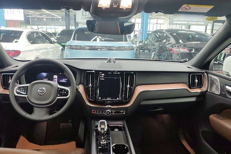Used Volvo XC60 New Energy 2025 Plug-in Hybrid Long-Range All-Wheel Drive Smart Luxury Edition Interior 2