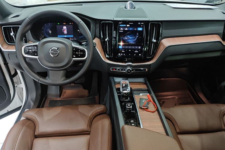 Used Volvo XC60 New Energy 2025 Plug-in Hybrid Long-Range All-Wheel Drive Smart Luxury Edition Interior 2