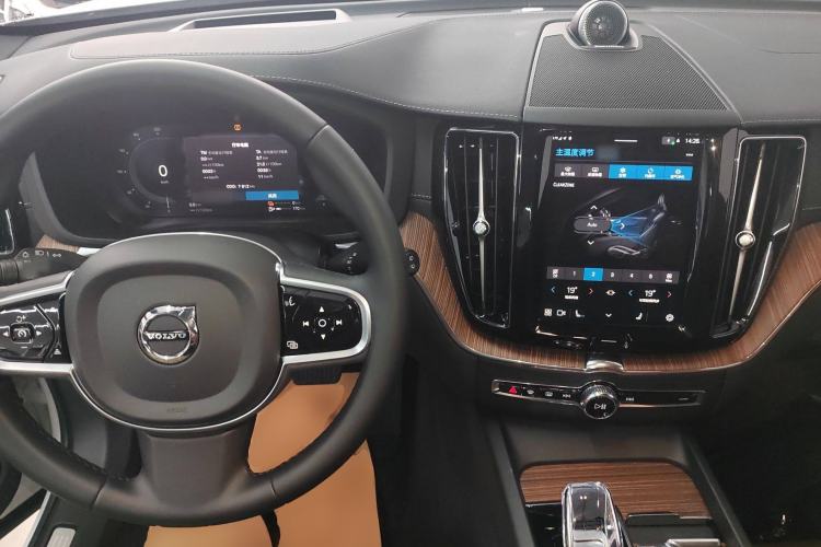 Used Volvo XC60 New Energy 2025 Plug-in Hybrid Long-Range All-Wheel Drive Smart Luxury Edition Interior 2
