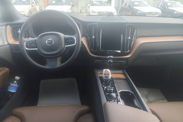 Used Volvo XC60 New Energy 2025 Plug-in Hybrid Long-Range All-Wheel Drive Smart Luxury Edition Interior 3