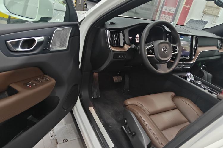 Used Volvo XC60 New Energy 2025 Plug-in Hybrid Long-Range All-Wheel Drive Smart Luxury Edition Interior 3