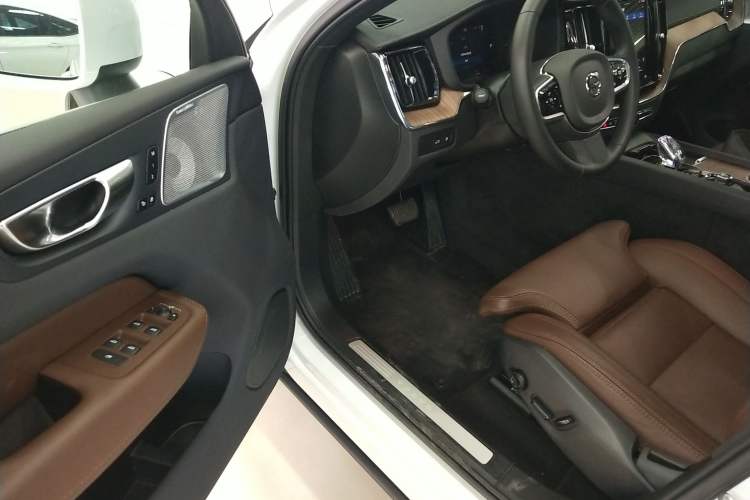 Used Volvo XC60 New Energy 2025 Plug-in Hybrid Long-Range All-Wheel Drive Smart Luxury Edition Interior 3