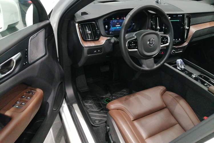 Used Volvo XC60 New Energy 2025 Plug-in Hybrid Long-Range All-Wheel Drive Smart Luxury Edition Interior 3
