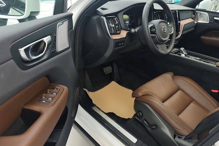 Used Volvo XC60 New Energy 2025 Plug-in Hybrid Long-Range All-Wheel Drive Smart Luxury Edition Interior 3