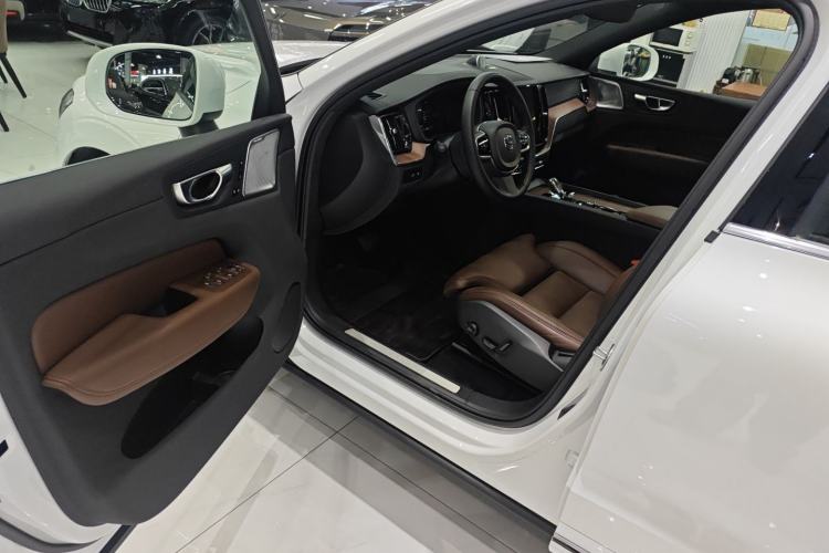 Used Volvo XC60 New Energy 2025 Plug-in Hybrid Long-Range All-Wheel Drive Smart Luxury Edition Interior 3