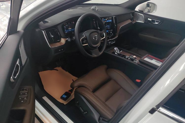 Used Volvo XC60 New Energy 2025 Plug-in Hybrid Long-Range All-Wheel Drive Smart Luxury Edition Interior 3