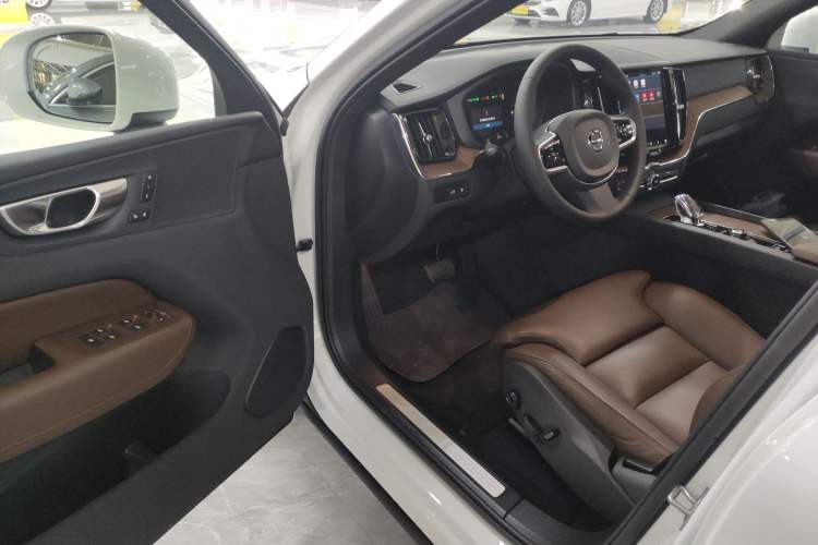 Used Volvo XC60 New Energy 2025 Plug-in Hybrid Long-Range All-Wheel Drive Smart & Luxurious Edition Interior 3