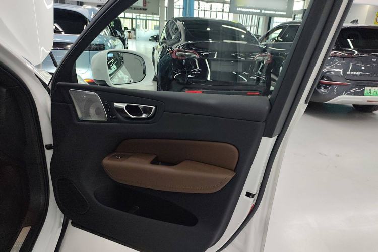 Used Volvo XC60 New Energy 2025 Plug-in Hybrid Long-Range All-Wheel Drive Smart Luxury Edition Interior 5