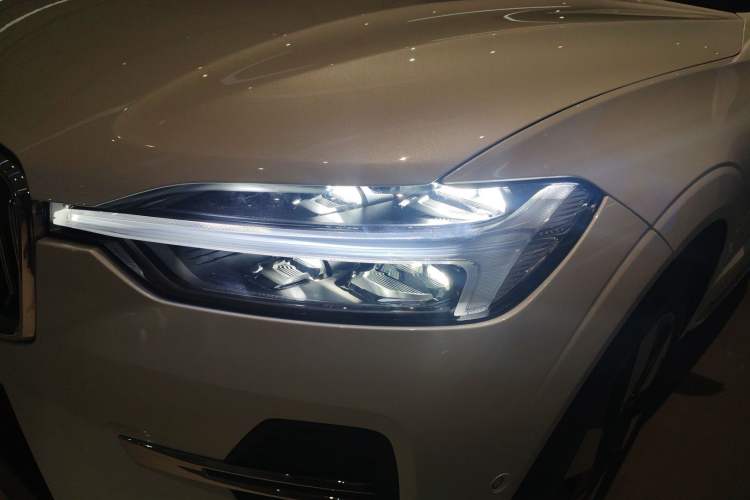 Used Volvo XC60 New Energy 2025 Plug-in Hybrid Long-Range All-Wheel Drive Smart Luxury Edition Left Front Headlight