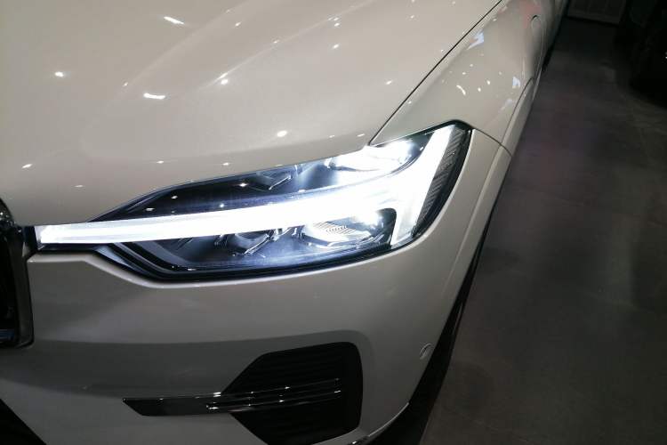 Used Volvo XC60 New Energy 2025 Plug-in Hybrid Long-Range All-Wheel Drive Smart Luxury Edition Left Front Headlight