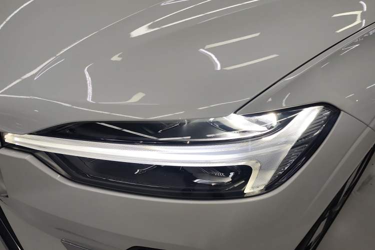Used Volvo XC60 New Energy 2025 Plug-in Hybrid Long-Range All-Wheel Drive Smart Luxury Edition Left Front Headlight