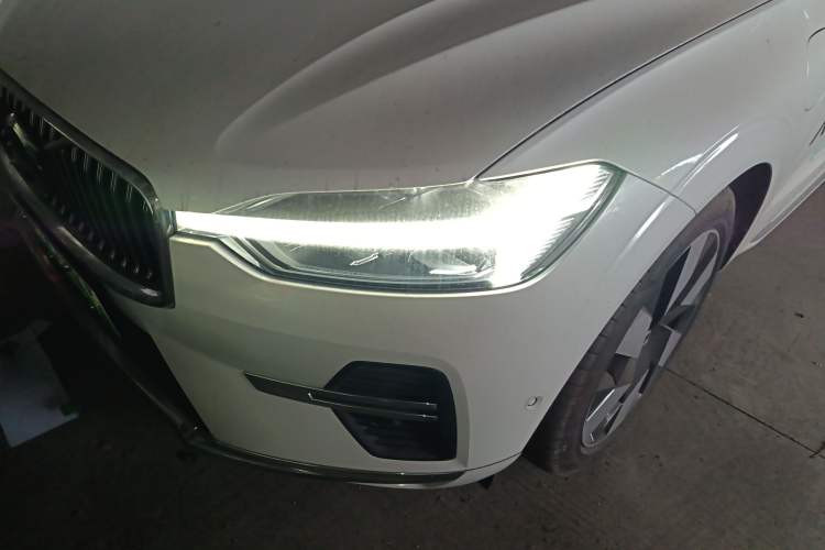 Used Volvo XC60 New Energy 2025 Plug-in Hybrid Long-Range All-Wheel Drive Smart Luxury Edition Left Front Headlight