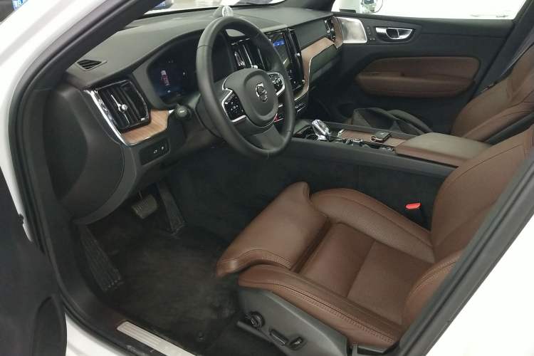 Used Volvo XC60 New Energy 2025 Plug-in Hybrid Long-Range All-Wheel Drive Smart Luxury Edition Left Front Seat