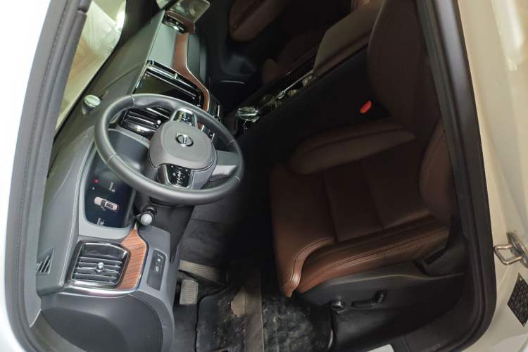 Used Volvo XC60 New Energy 2025 Plug-in Hybrid Long-Range All-Wheel Drive Smart Luxury Edition Left Front Seat