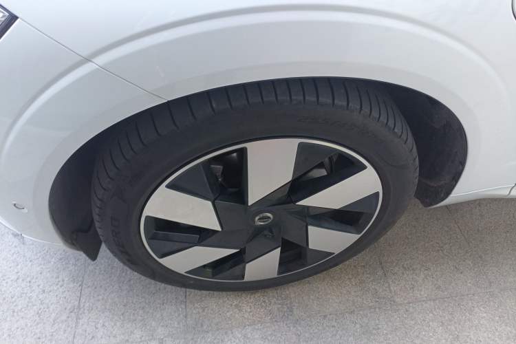 Used Volvo XC60 New Energy 2025 Plug-in Hybrid Long-Range All-Wheel Drive Smart Luxury Edition Left Front Wheel Hub
