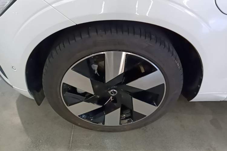 Used Volvo XC60 New Energy 2025 Plug-in Hybrid Long-Range All-Wheel Drive Smart Luxury Edition Left Front Wheel Hub