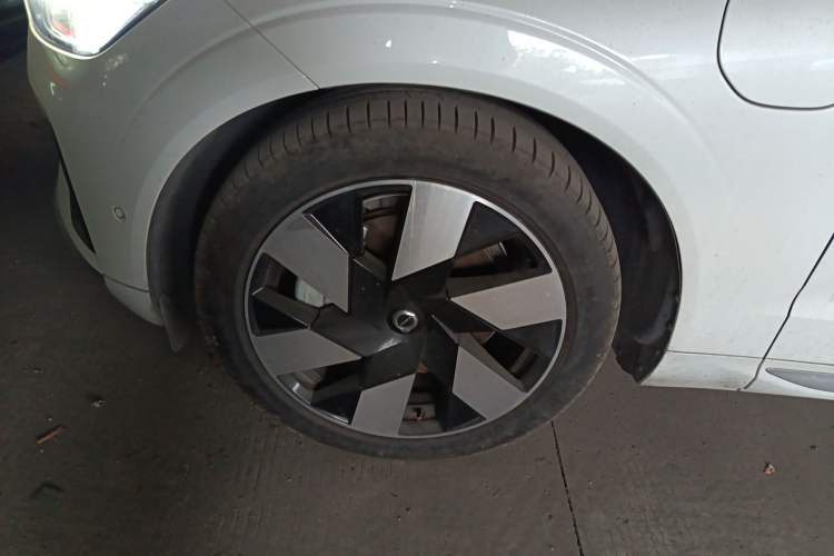 Used Volvo XC60 New Energy 2025 Plug-in Hybrid Long-Range All-Wheel Drive Smart Luxury Edition Left Front Wheel Hub