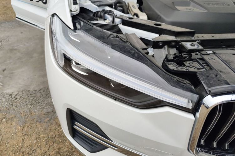 Used Volvo XC60 New Energy 2025 Plug-in Hybrid Long-Range All-Wheel Drive Smart Luxury Edition Right Front Headlight