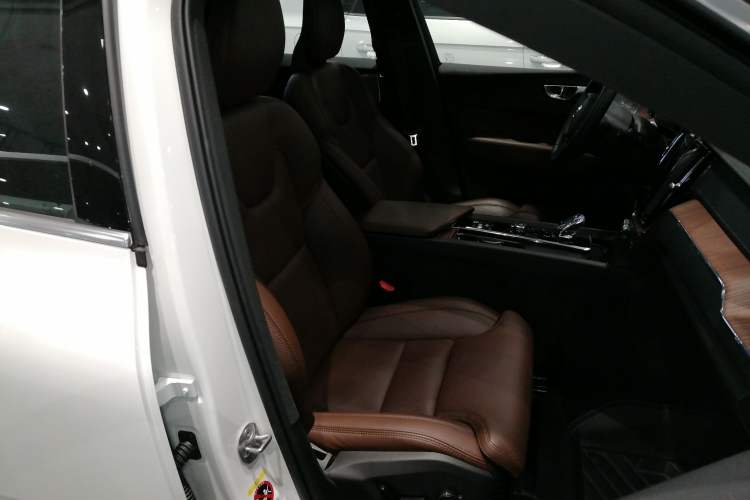 Used Volvo XC60 New Energy 2025 Plug-in Hybrid Long-Range All-Wheel Drive Smart Luxury Edition Right Front Seat