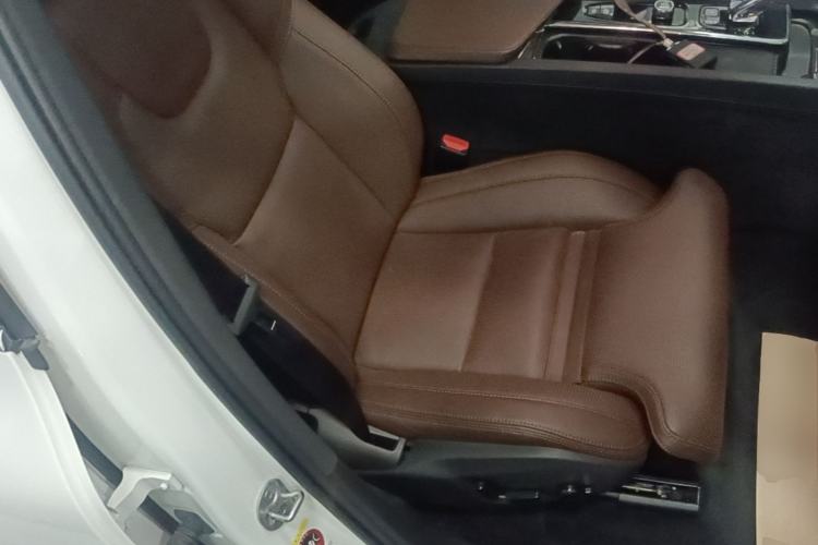Used Volvo XC60 New Energy 2025 Plug-in Hybrid Long-Range All-Wheel Drive Smart Luxury Edition Right Front Seat