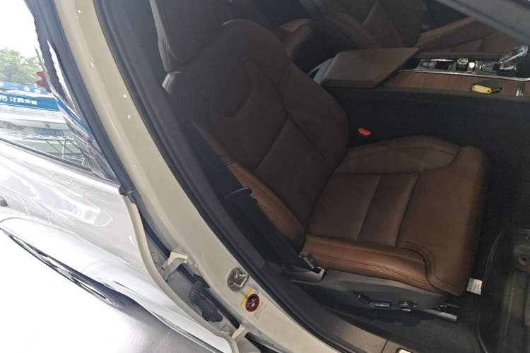 Used Volvo XC60 New Energy 2025 Plug-in Hybrid Long-Range All-Wheel Drive Smart Luxury Edition Right Front Seat