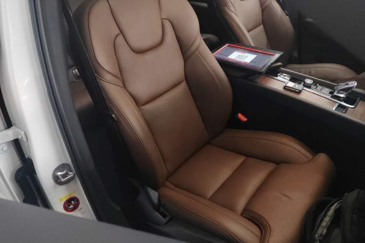 Used Volvo XC60 New Energy 2025 Plug-in Hybrid Long-Range All-Wheel Drive Smart Luxury Edition Right Front Seat
