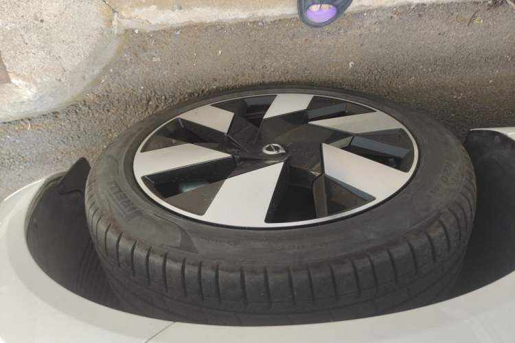 Used Volvo XC60 New Energy 2025 Plug-in Hybrid Long-Range All-Wheel Drive Smart Luxury Edition Right Front Wheel Hub