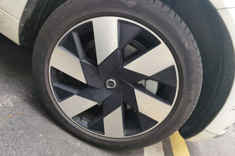 Used Volvo XC60 New Energy 2025 Plug-in Hybrid Long-Range All-Wheel Drive Smart & Luxurious Edition Right Front Wheel Hub