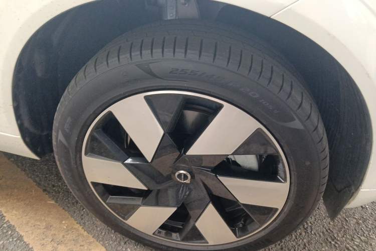 Used Volvo XC60 New Energy 2025 Plug-in Hybrid Long-Range All-Wheel Drive Smart & Luxurious Edition Right Front Wheel Hub