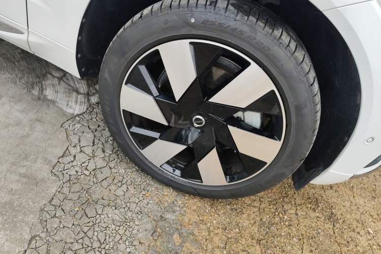 Used Volvo XC60 New Energy 2025 Plug-in Hybrid Long-Range All-Wheel Drive Smart Luxury Edition Right Front Wheel Hub
