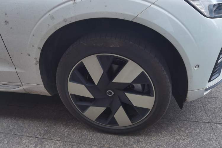 Used Volvo XC60 New Energy 2025 Plug-in Hybrid Long-Range All-Wheel Drive Smart & Luxurious Edition Right Front Wheel Hub