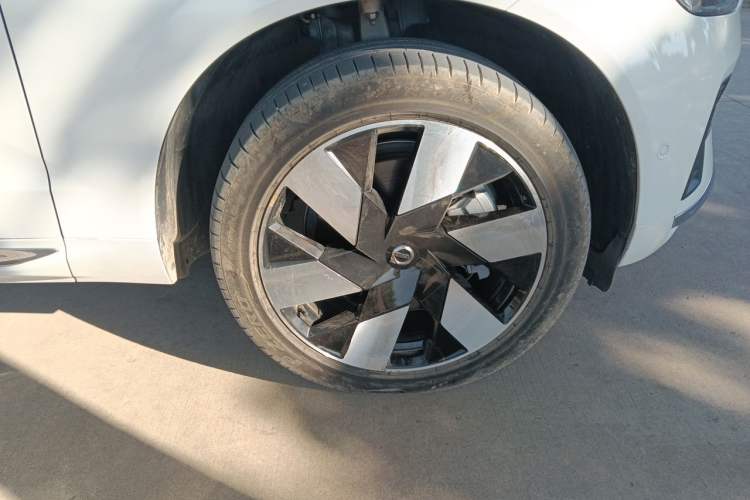 Used Volvo XC60 New Energy 2025 Plug-in Hybrid Long-Range All-Wheel Drive Smart & Luxurious Edition Right Front Wheel Hub