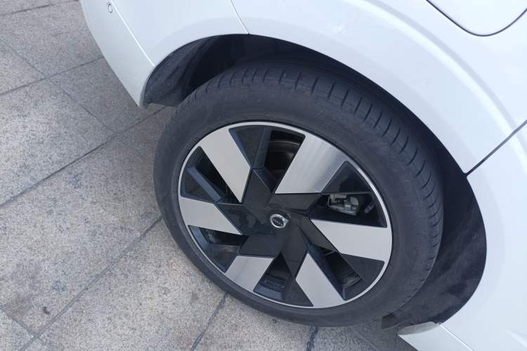 Used Volvo XC60 New Energy 2025 Plug-in Hybrid Long-Range All-Wheel Drive Smart Luxury Edition Right Rear Wheel Hub