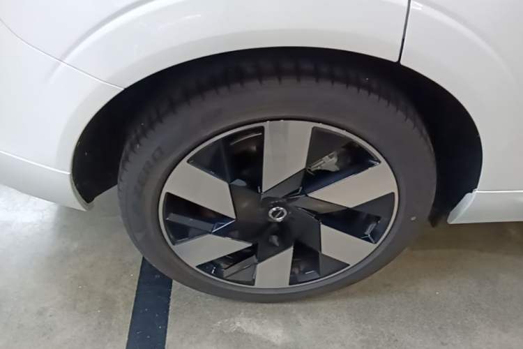 Used Volvo XC60 New Energy 2025 Plug-in Hybrid Long-Range All-Wheel Drive Smart Luxury Edition Right Rear Wheel Hub