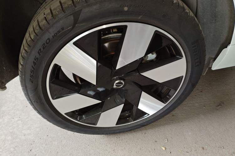 Used Volvo XC60 New Energy 2025 Plug-in Hybrid Long-Range All-Wheel Drive Smart Luxury Edition Right Rear Wheel Hub