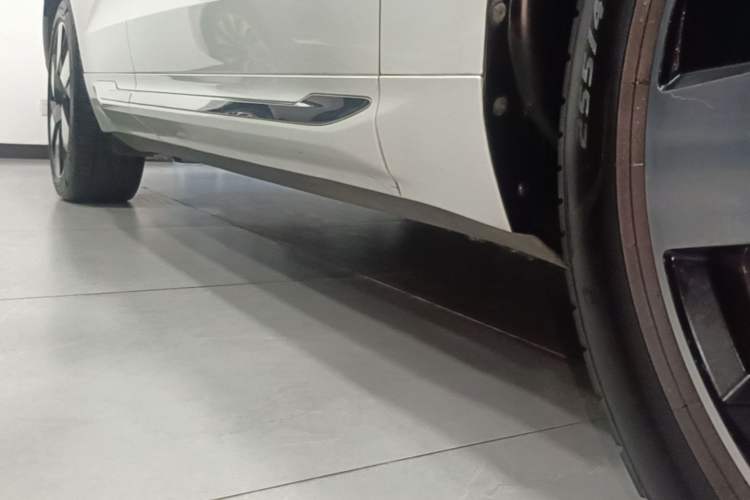 Used Volvo XC60 New Energy 2025 Plug-in Hybrid Long-Range All-Wheel Drive Smart Luxury Edition Right Side Sill