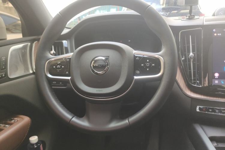 Used Volvo XC60 New Energy 2025 Plug-in Hybrid Long-Range All-Wheel Drive Smart Luxury Edition Steering Wheel