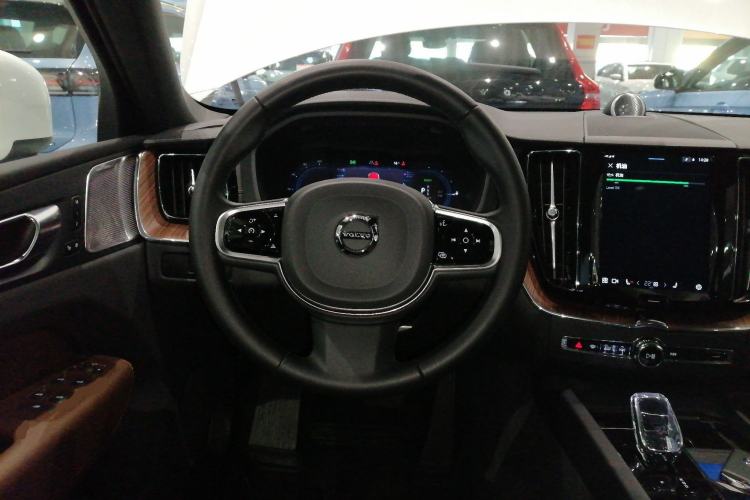 Used Volvo XC60 New Energy 2025 Plug-in Hybrid Long-Range All-Wheel Drive Smart Luxury Edition Steering Wheel