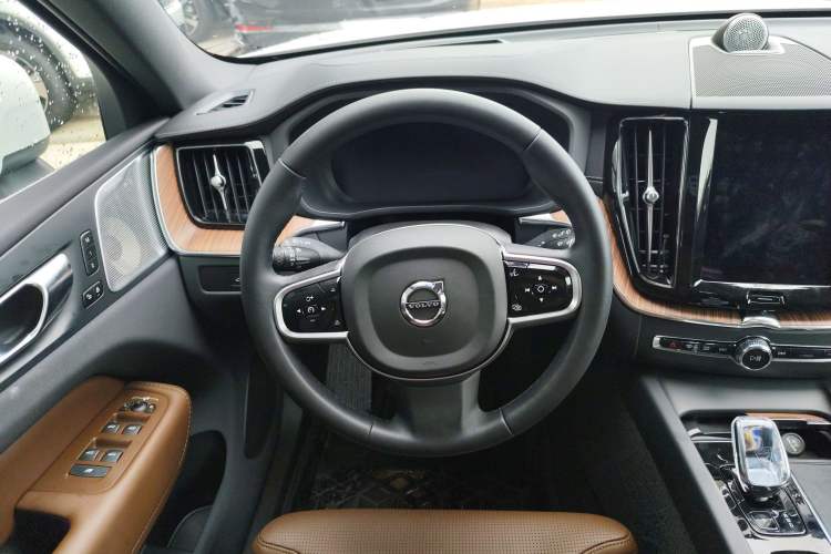 Used Volvo XC60 New Energy 2025 Plug-in Hybrid Long-Range All-Wheel Drive Smart Luxury Edition Steering Wheel