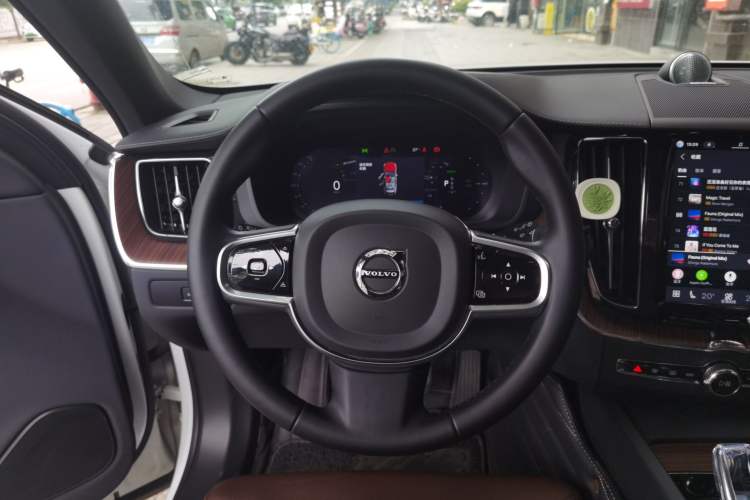 Used Volvo XC60 New Energy 2025 Plug-in Hybrid Long-Range All-Wheel Drive Smart & Luxurious Edition Steering Wheel