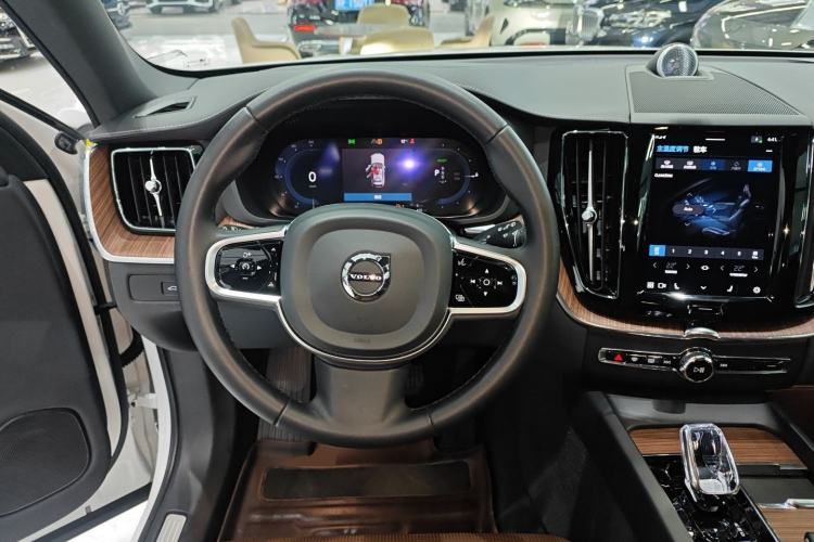 Used Volvo XC60 New Energy 2025 Plug-in Hybrid Long-Range All-Wheel Drive Smart Luxury Edition Steering Wheel