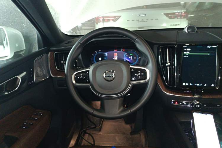 Used Volvo XC60 New Energy 2025 Plug-in Hybrid Long-Range All-Wheel Drive Smart Luxury Edition Steering Wheel