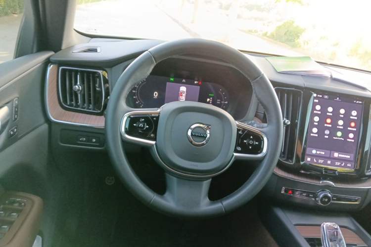 Used Volvo XC60 New Energy 2025 Plug-in Hybrid Long-Range All-Wheel Drive Smart & Luxurious Edition Steering Wheel